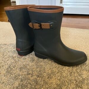 Stylish Women's Gray and Brown Boots